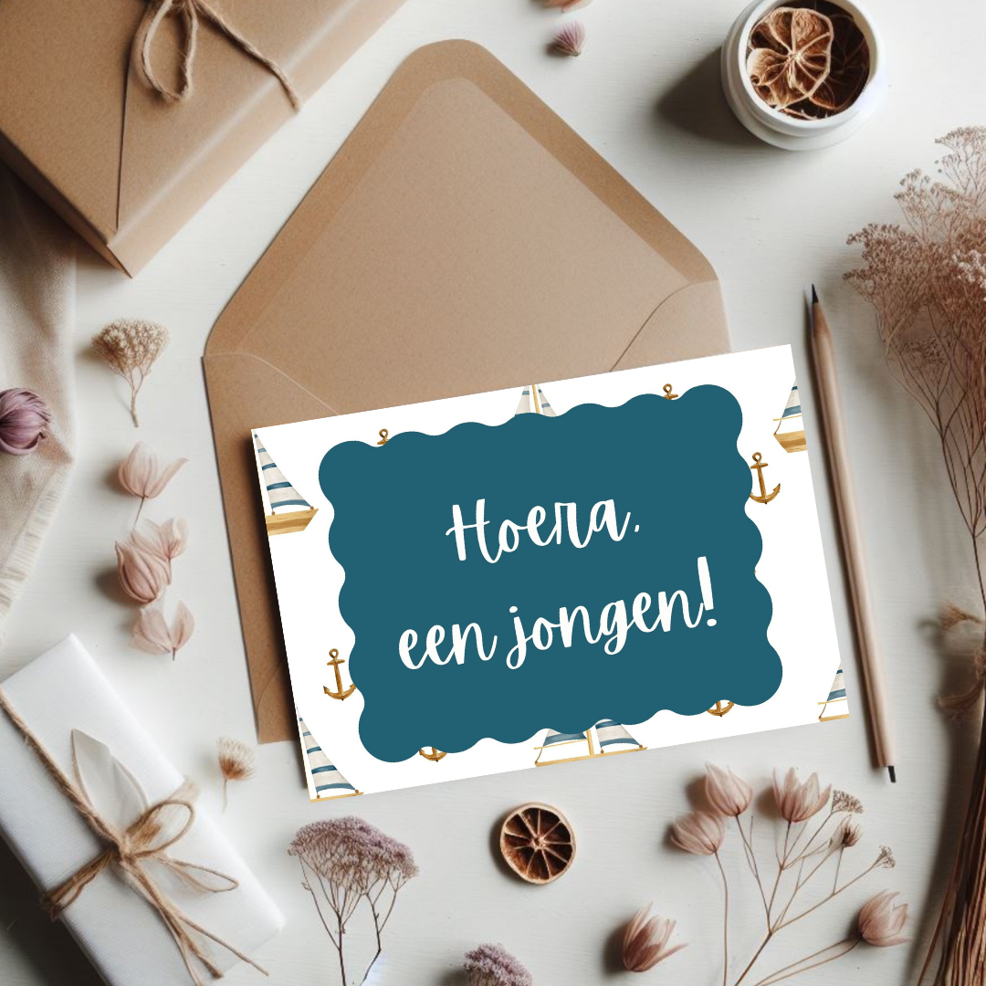 Kaart + kraft envelop || Hoera, een jongen (blauw)