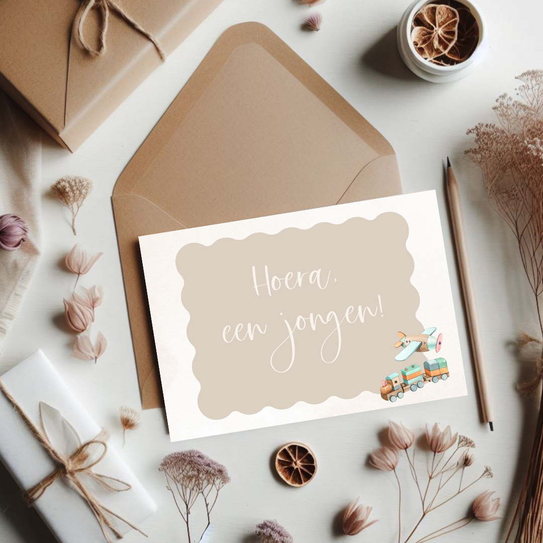 Kaart + kraft envelop || Hoera, een jongen (beige)